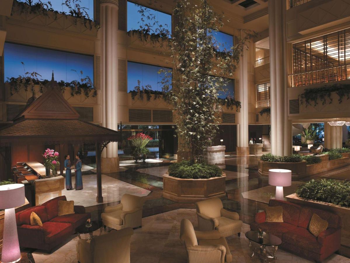 Shangri-La Bangkok Esterno foto The lobby of the Four Seasons Hotel