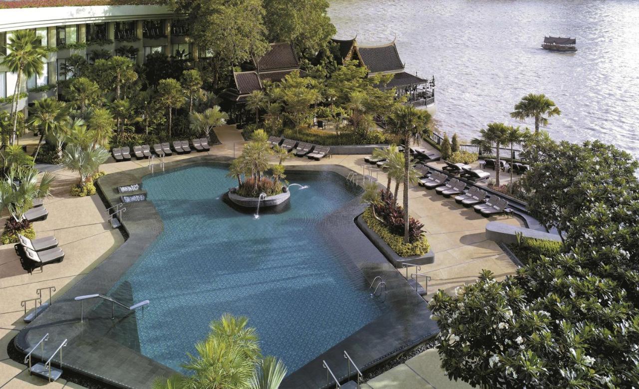 Shangri-La Bangkok Esterno foto The pool at the hotel