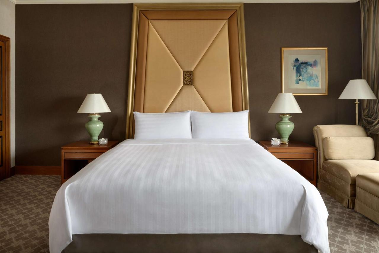 Shangri-La Bangkok Esterno foto A bed with white sheets