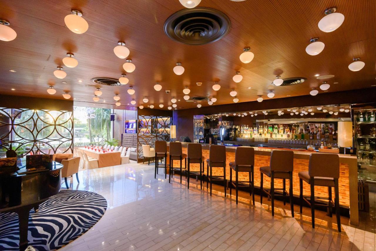 Shangri-La Bangkok Esterno foto The bar at the lobby
