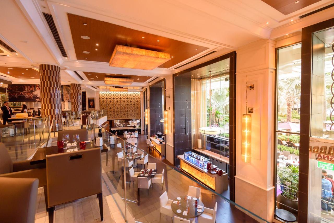 Shangri-La Bangkok Esterno foto The lobby of the hotel