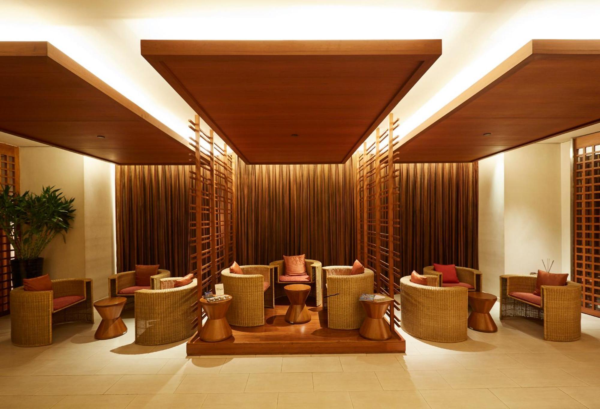 Shangri-La Bangkok Esterno foto The lobby of the Four Seasons Hotel, Hong Kong