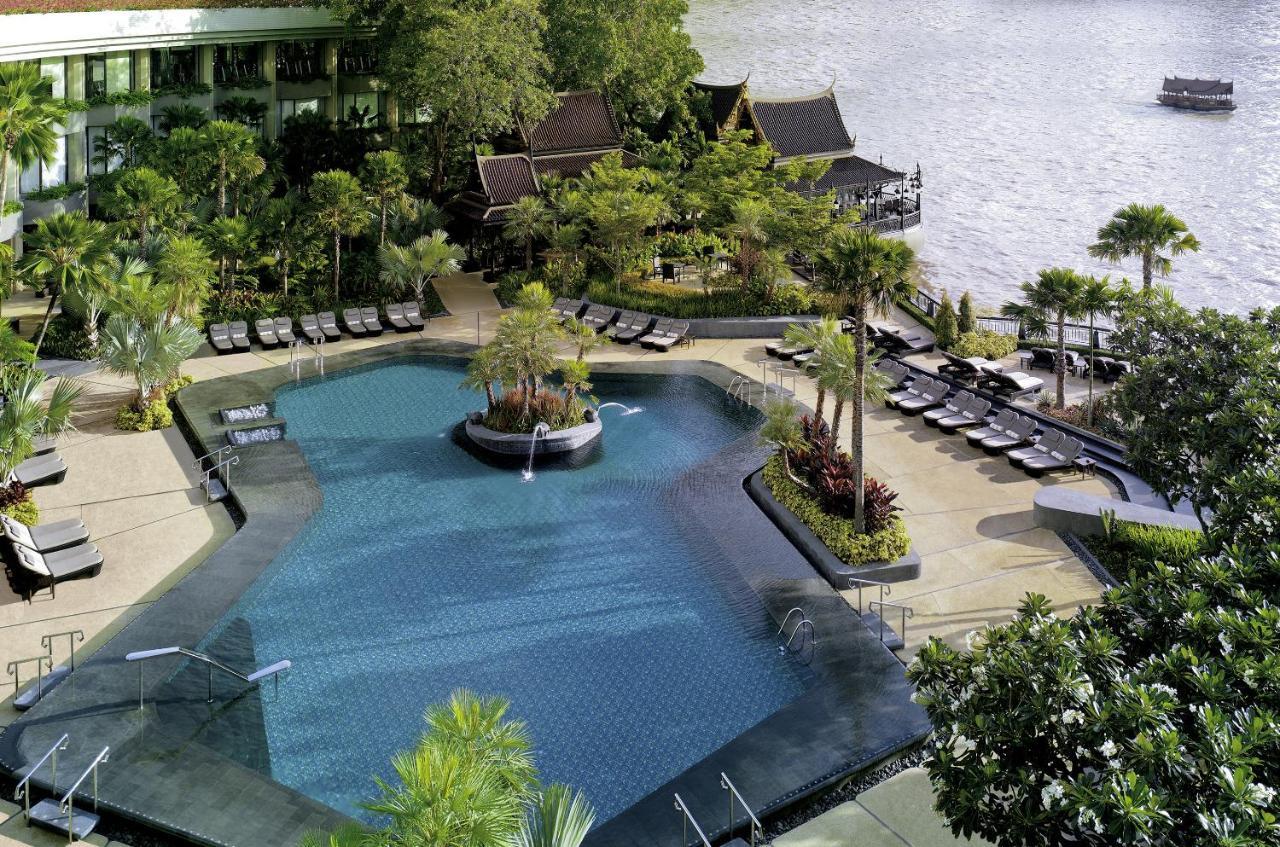 Shangri-La Bangkok Esterno foto The pool at the hotel